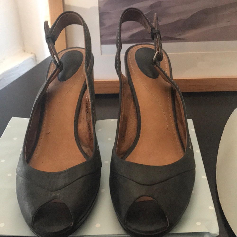 Fossil peep toe pumps